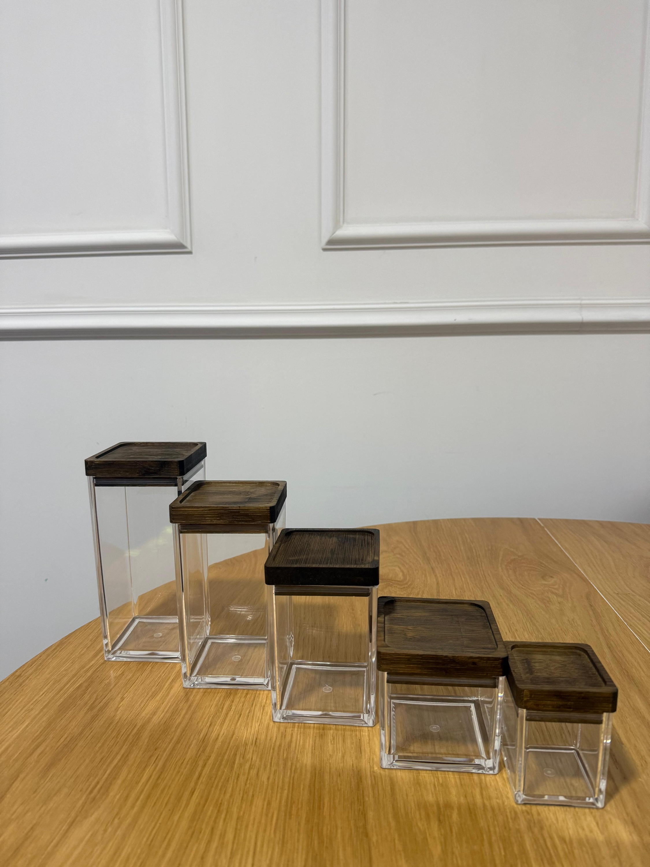 צנצנת אקרילית מכסה עץ מגוון מידות